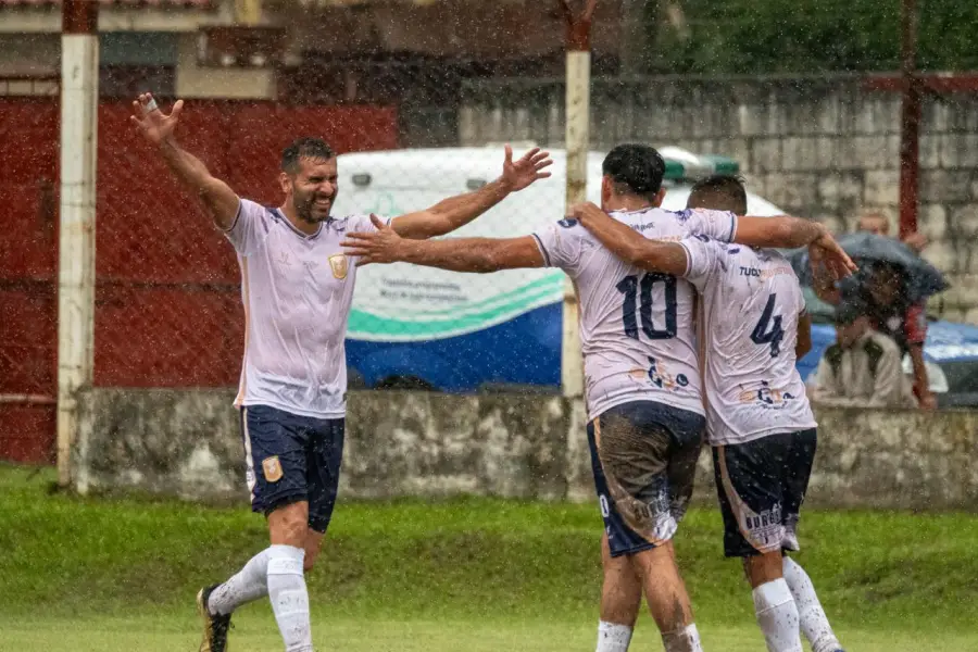 A LA FINAL. Krupoviesa (de frente) festeja el gol de la victoria con Franco Flores y Diego Velárdez, quien fue el encargado de convertirlo