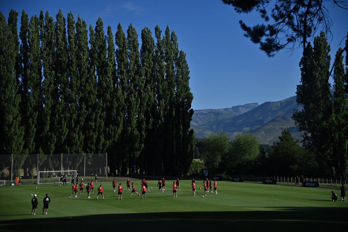 DURA PRETEMPORADA. Tras duros días de trabajo en San Martín de los Andes, River viaja a Uruguay en busca de rodaje