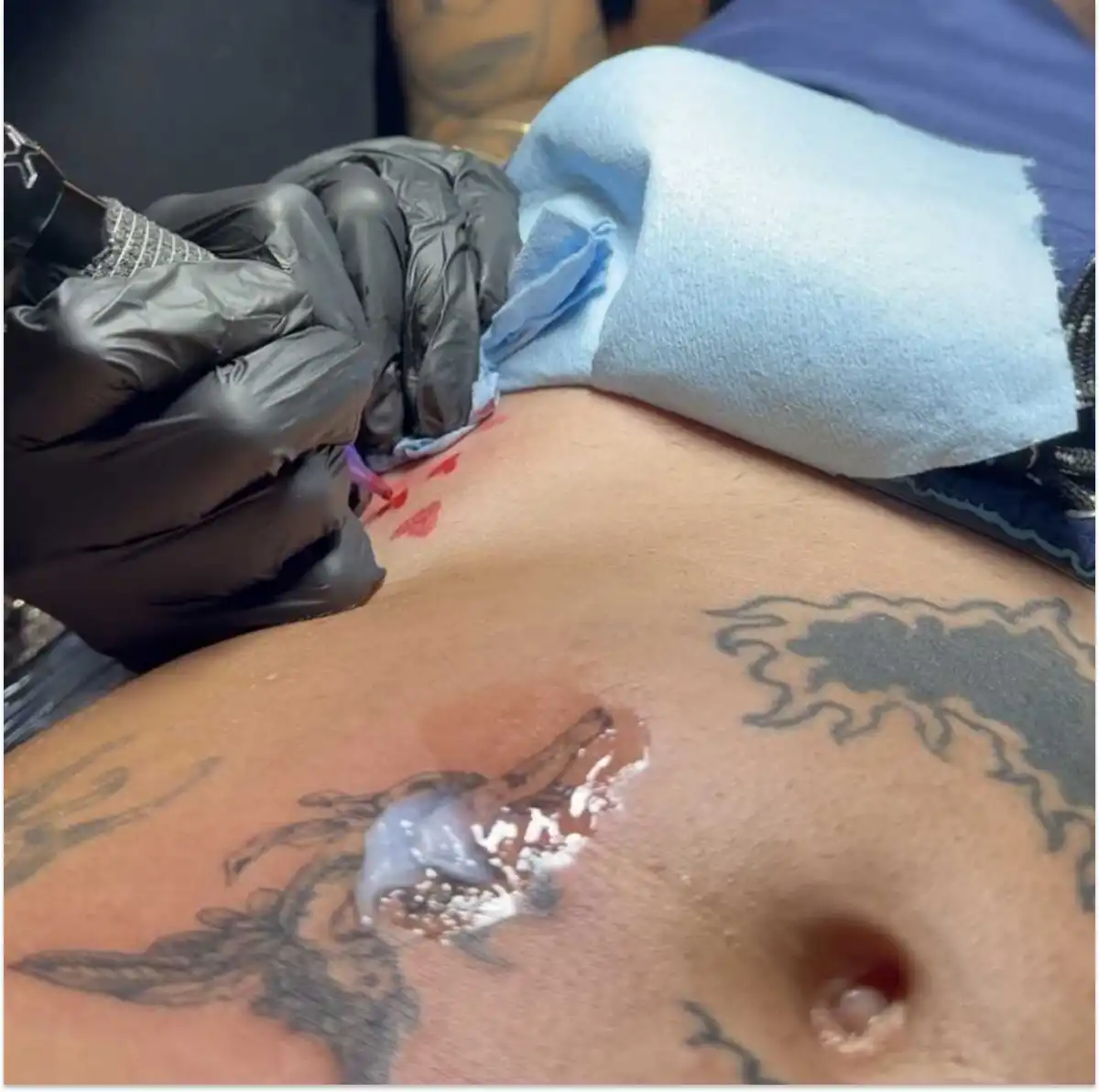 De Paul se tatuó los corazones que le dibujó Tini Stoessel.