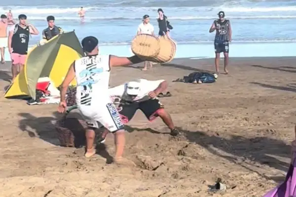 Churreros y vendedores de licuados, a los golpes en Mar Azul: violenta pelea por los mejores lugares en la playa
