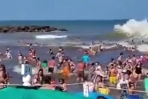 Tragedia en la Costa Atlántica: una ola gigante dejó un muerto y más de 30 heridos