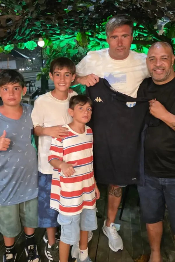 REGALO. Bruno Giri posa junto a sus hijos y un 