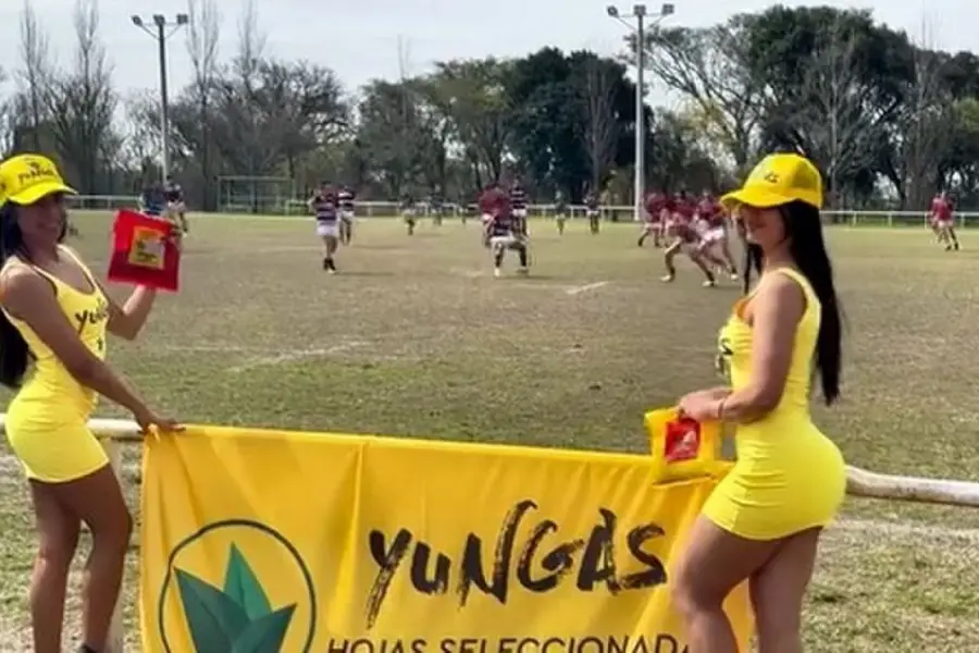 INUSUAL. Una empresa que dice distribuir coca en todo el país promociona su producto en encuentros deportivos.