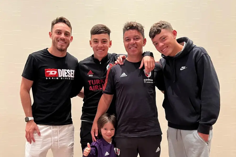 EN FAMILIA. Nahuel Gallardo (primero a la izquierda) posa junto a su padre y sus hermanos.