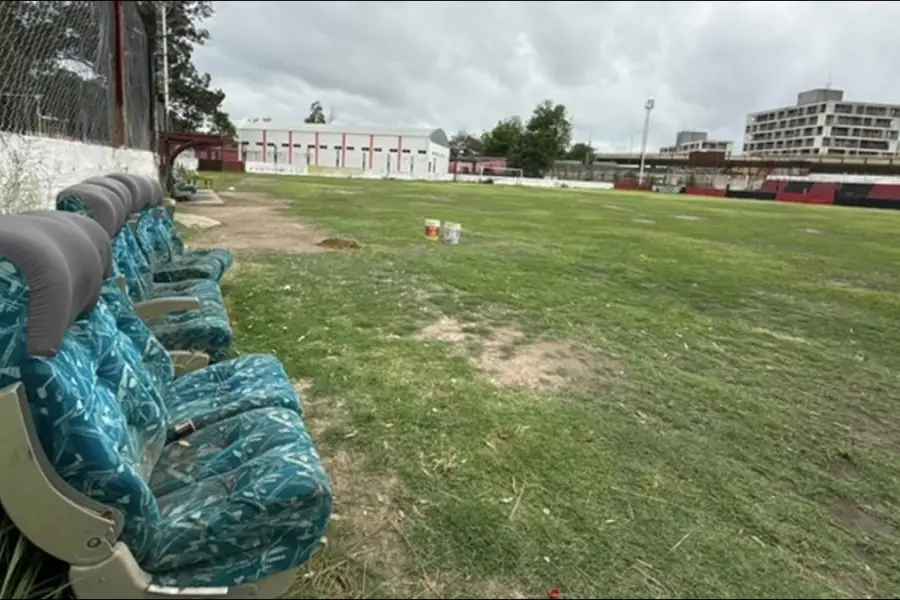 INFRAESTRUCTURA PRECARIA. Los bancos de suplentes del estadio están armados con asientos de colectivos, una postal que resume el deterioro que arrastra la institución desde hace años.