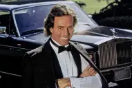 Julio Iglesias fue acusado de agredir sexualmente y acosar a dos empleadas