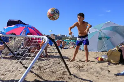 Las mejores pelotas para llevar a la playa y los juegos ideales para disfrutar junto al mar