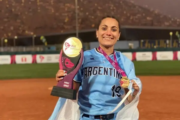Es campeona sudamericana y debe trabajar como profesora en un gimnasio para sostener su carrera en el sóftbol