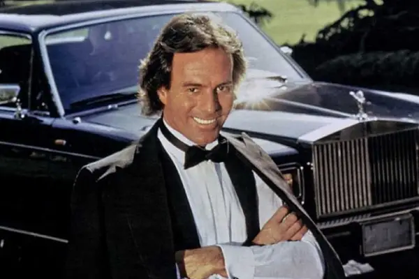 Julio Iglesias fue acusado de agredir sexualmente y acosar a dos empleadas