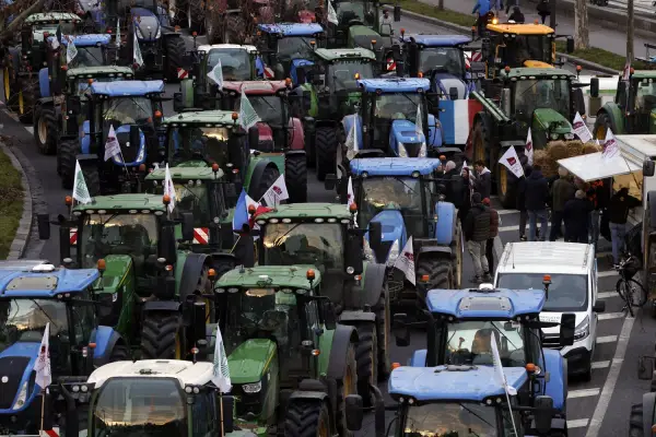 Cientos de tractores bloquearon París para rechazar el acuerdo entre la Unión Europea y el Mercosur