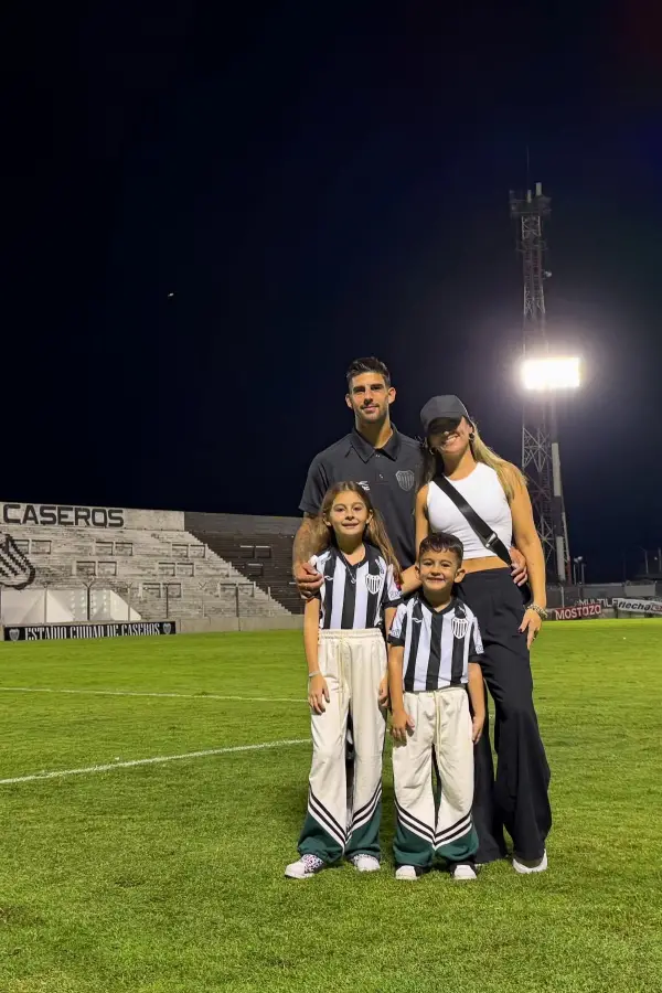 EN FAMILIA. Briñone posa junto a su esposa y sus dos hijos en la cancha. 