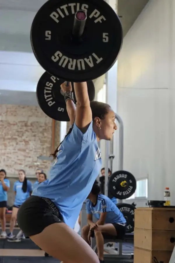 FUERZA. González Fanjul levanta la barra por encima de la cabeza en una sesión de gimnasio.