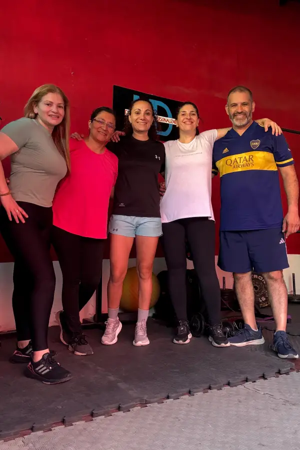 RUTINA. Daniela González Fanjul, profesora y atleta de alto rendimiento, trabaja con sus alumnos en el gimnasio: entre clases y entrenamientos, sostiene su carrera en el sóftbol.