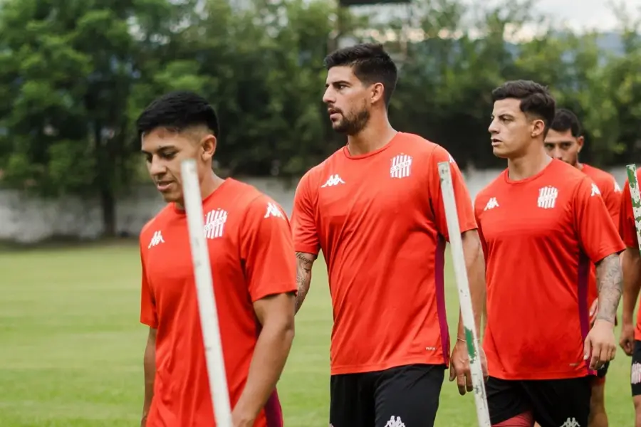 EN ACCIÓN. Gastón Monroy, Santiago Briñone (en el medio) y Elías López participan de la práctica en Cebil Redondo. Foto CASM.