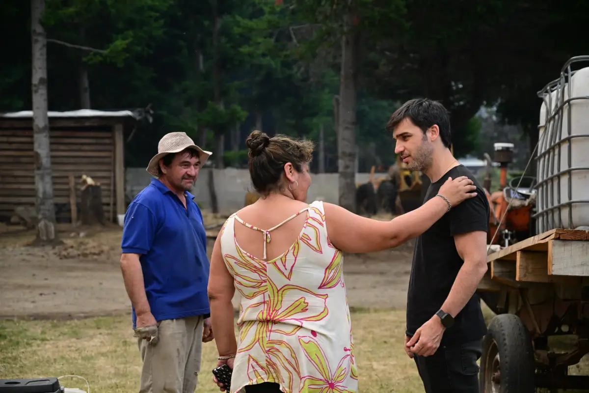 RECORRIÓ LA ZONA. El gobernador Ignacio Torres reclamó un endurecimiento de las penas para los responsables de la quema intencional de los bosques patagónicos.
