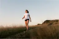 ¿Cómo quemar grasa abdominal caminando?: el plan de solo siete días de una entrenadora