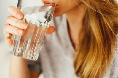 Tomar agua sin tener sed: ¿hábito saludable o riesgo oculto? Esto dicen los especialistas