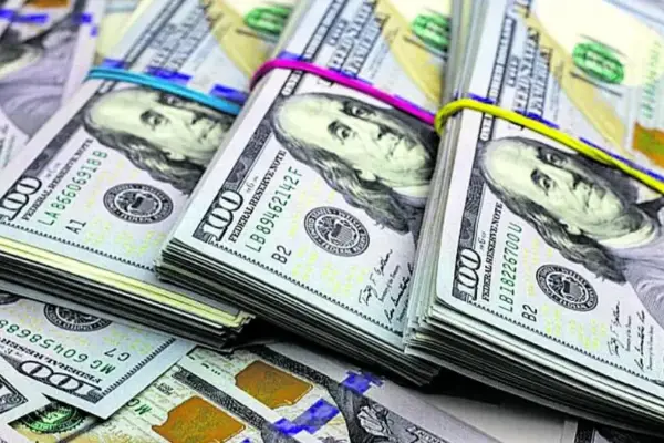 Enero de calma financiera: el dólar blue se derrumbó $60 y el Riesgo País se mantiene debajo de los 500 puntos