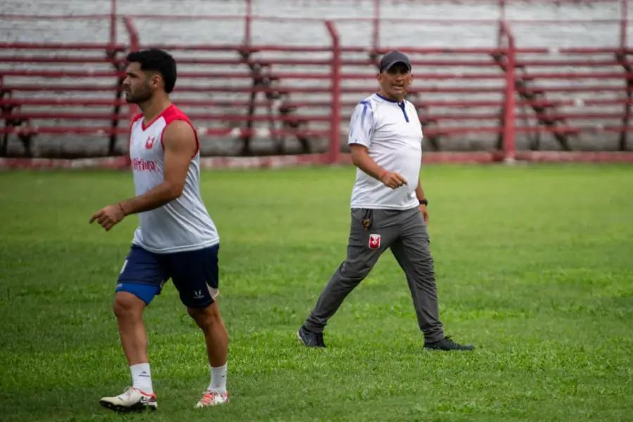 EL ESTRATEGA. Walter Arrieta, entrenador del conjunto de Villa Alem.