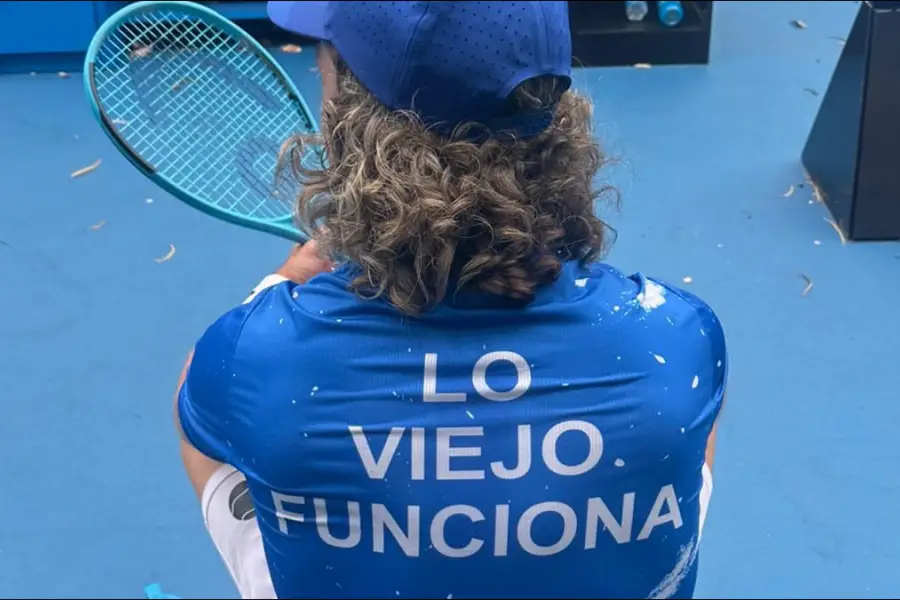 MENSAJE. La remera de Marco Trungelliti con la frase “Lo viejo funciona” se volvió un símbolo de su presente en Melbourne.