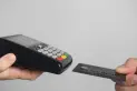 Un empleado de una tarjeta de crédito usaba los plásticos olvidados por clientes para simular ventas en su propio negocio