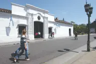 Recuerdos fotográficos: parece mentira, pero muchos se oponían a que la cuadra de la Casa Histórica sea peatonal