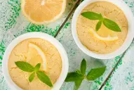 Postre fresco y delicioso: torta soufflé de limón sin azúcar y sin gluten
