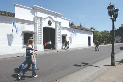 Recuerdos fotográficos: parece mentira, pero muchos se oponían a que la cuadra de la Casa Histórica sea peatonal