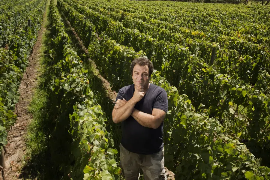 EN SU HÁBITAT. Vigil se considera un viticultor y pondera la tierra donde crece la vid.