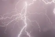 Tormenta eléctrica en Tucumán: un rayo impactó en una casa en El Bracho y se activó el protocolo de emergencia