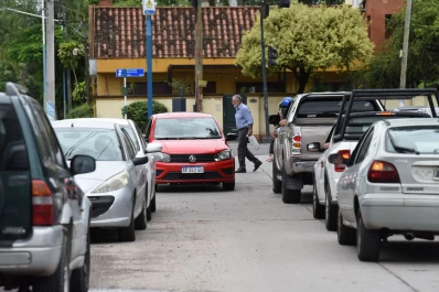 Vetaron el estacionamiento en una calle de la capital tucumana y hay malestar