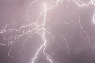 Tormenta eléctrica en Tucumán: un rayo impactó en una casa en El Bracho y se activó el protocolo de emergencia