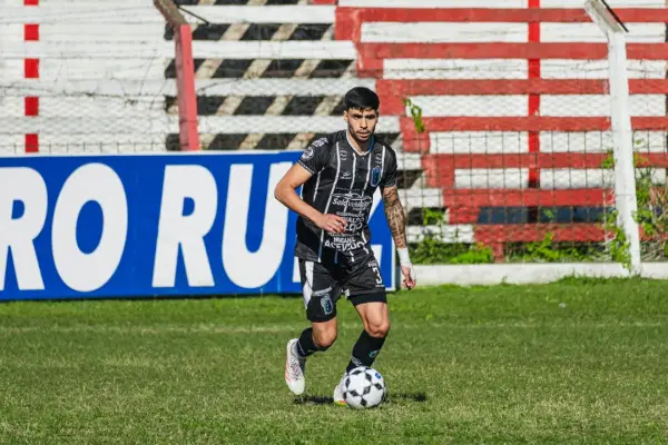 Cuando el fútbol no alcanza: tiene 26 años, juega en la Liga Tucumana y trabaja como Uber y vendedor de ropa