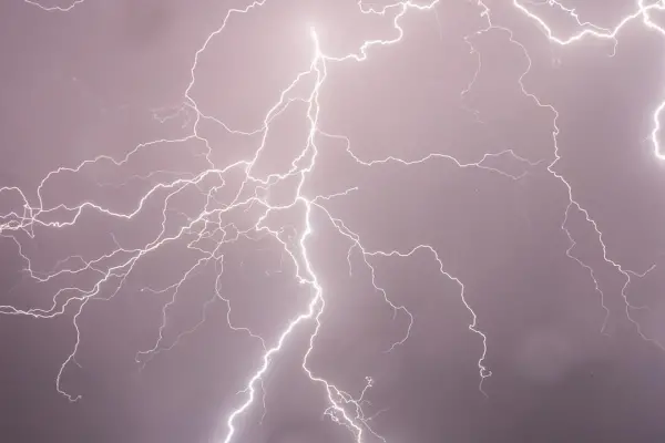 Tormenta eléctrica en Tucumán: un rayo impactó en una casa en El Bracho y se activó el protocolo de emergencia