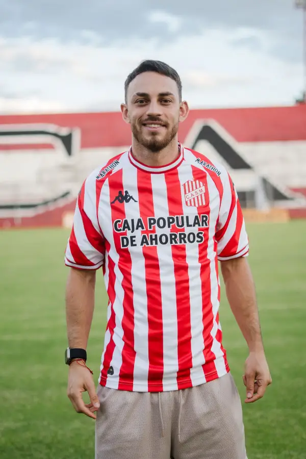 EN LA CIUDADELA. Nahuel Gallardo no ocultó su alegría al posar con la camiseta de San Martín.