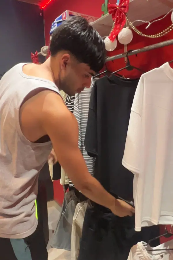 OTRO ROL. El defensor cuenta con un local de ropa, donde genera ingresos extras.