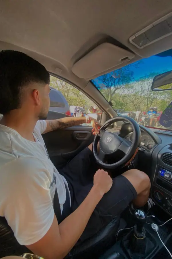 RECORRE LA CIUDAD. Cuando no está en un campo de juego, Mariano Toro trabaja como Uber.