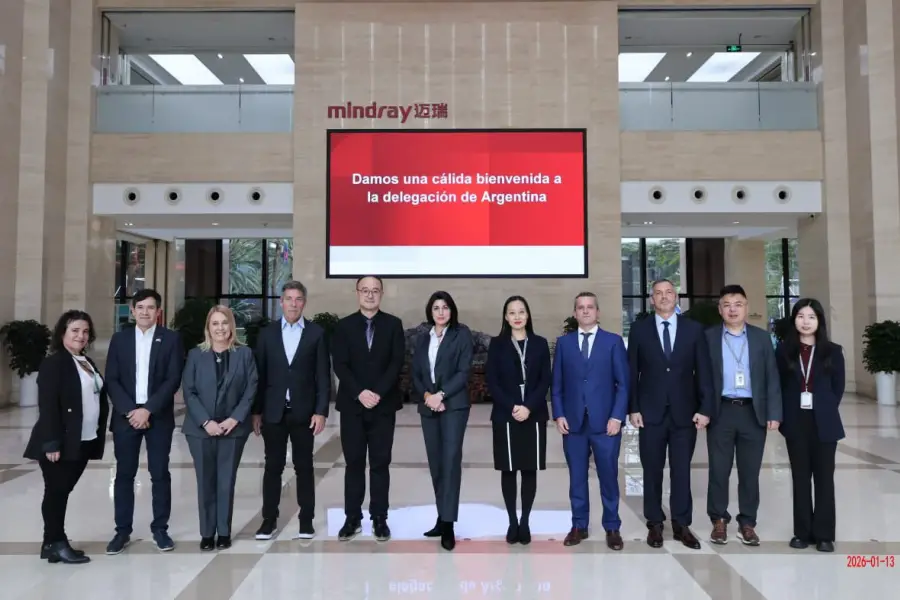 Campero, en China, junto a diputados. 