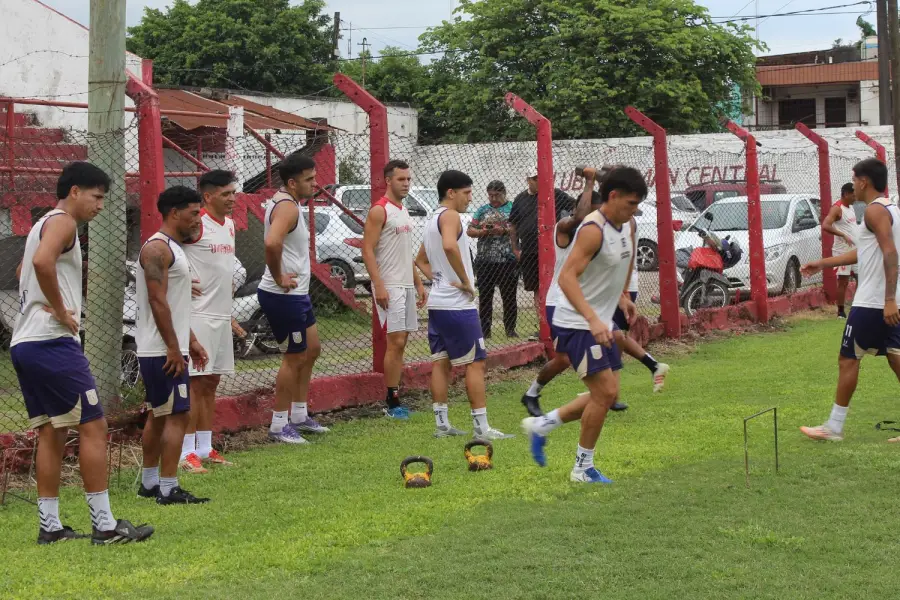 ENFOQUE TOTAL. El plantel del “Rojo” entrenó con intensidad antes del duelo clave del domingo.