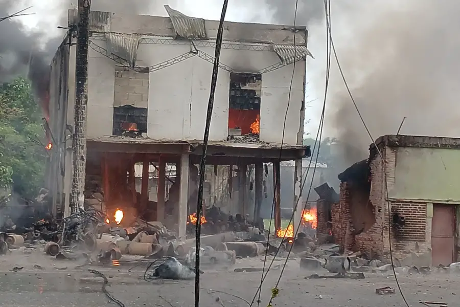 Incendio y explosión en Famaillá: ardió un depósito de garrafas y se activó un amplio operativo