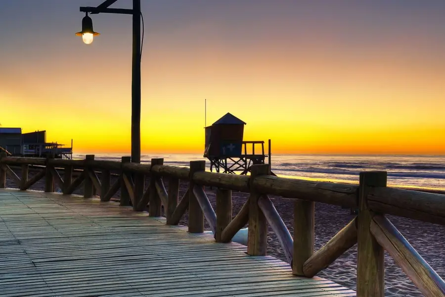 Monte Hermoso: el pueblo bonaerense con playas amplias y una de las aguas más cálidas del país