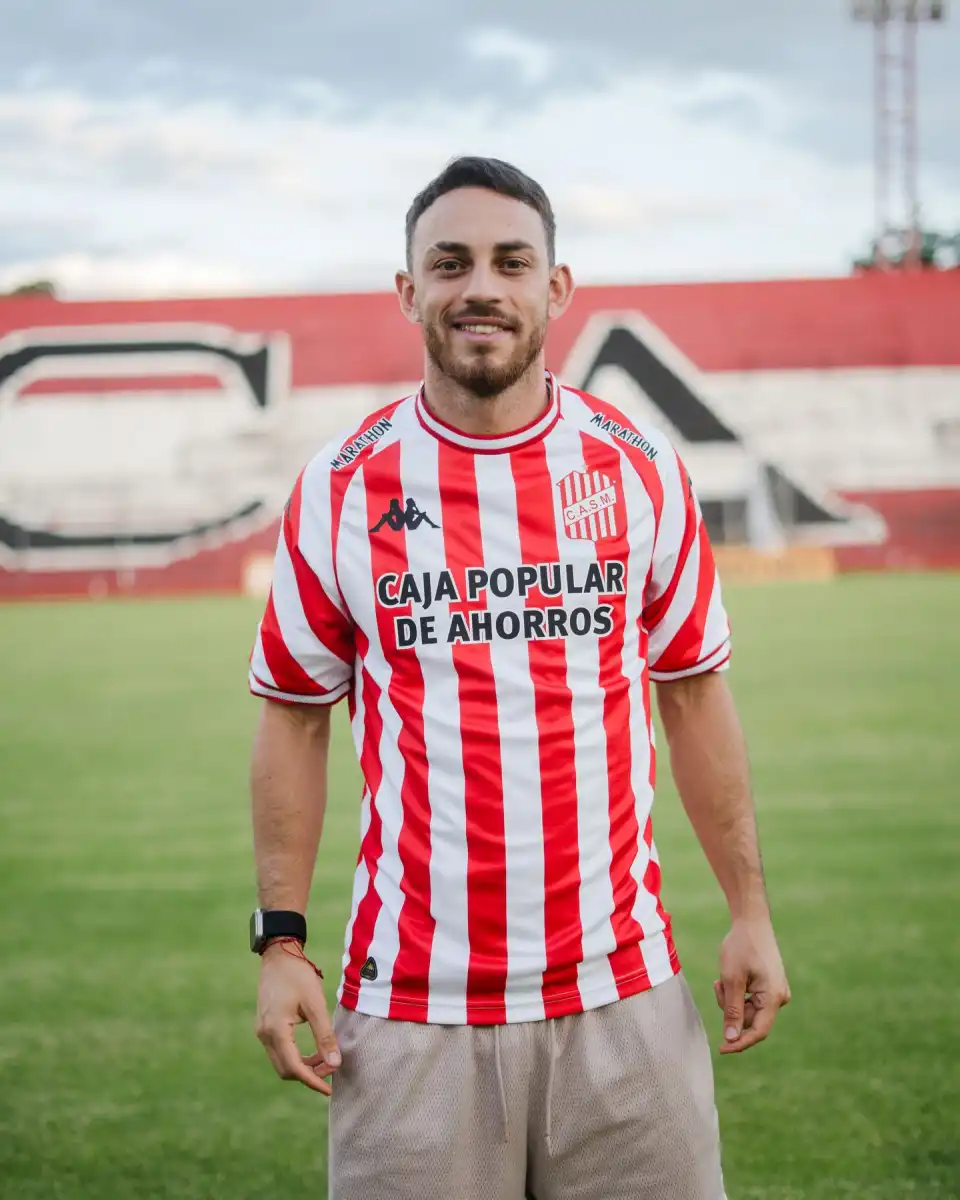 EN LA CIUDADELA. Nahuel Gallardo no ocultó su alegría al posar con la camiseta de San Martín.