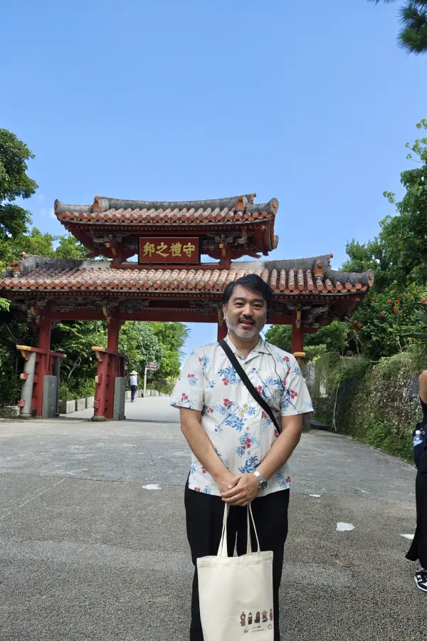 Frente al Shureimon, la puerta de entrada al castillo Shuri, símbolo del antiguo Reino de Ryukyu