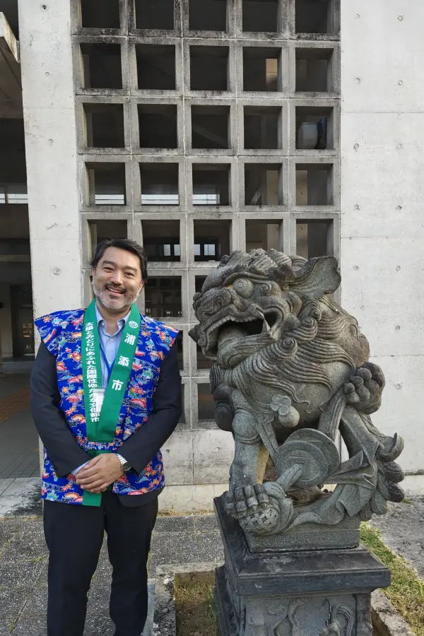 En el frente del municipio de Urasoe, un Shisa, una figura protectora contra los espíritus malignos que está presente en todos los hogares y edificios de Okinawa