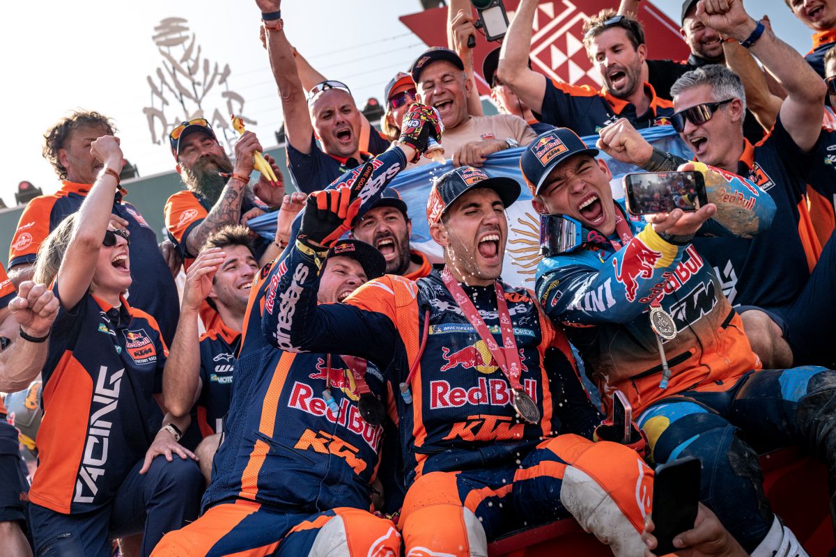 CORONACIÓN. Benavides con todo su equipo festejando la victoria.