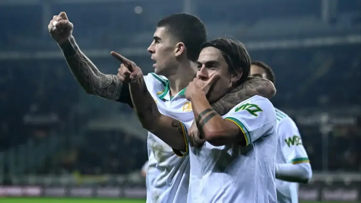 UN SELLO DEL CORDOBÉS. Dybala ensaya su festejo característico, luego de marcar el segundo tanto de Roma sobre Torino.