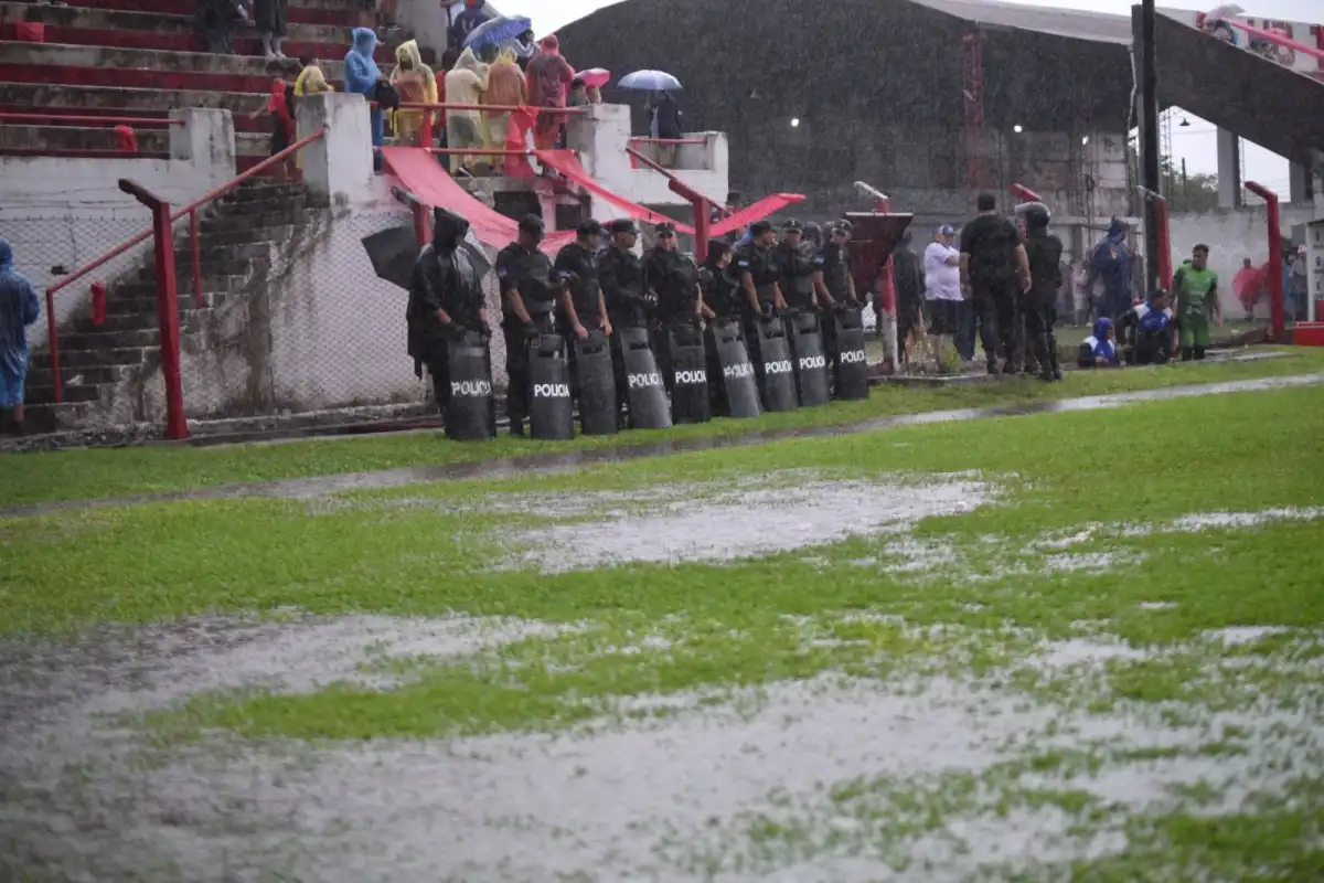 INTRANSITABLE. Finalizado el primer tiempo, el agua acumulada en el terreno de juego hizo imposible seguir jugando.