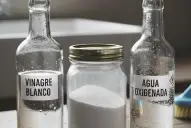 Vinagre, bicarbonato y agua oxigenada: cómo usar la mezcla casera que limpia, blanquea y desinfecta el hogar