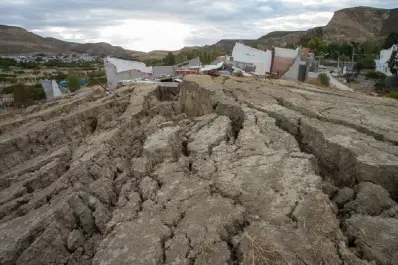 Un deslizamiento del cerro Hermitte en Chubut obligó a evacuar al menos a 90 familias de sus hogares