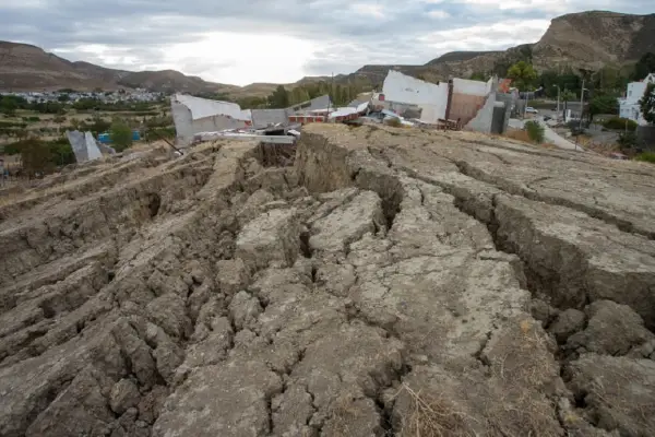 Un deslizamiento del cerro Hermitte en Chubut obligó a evacuar al menos a 90 familias de sus hogares
